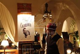 Image du Maroc Professionnelle de  Un serveur du Rick’s Café se penche sur l'affiche annonçant l'hommage du 70e anniversaire au film de 1942 "Casablanca", à Casablanca, au Maroc, le samedi 24 novembre 2012. Une ancienne diplomate américaine a passé deux ans de travaux et un million de dollars en investissements pour amener le Rock’s Café à la plus grande ville du Maroc. La boîte de nuit élégante où Humphrey Bogart se languissait de Ingrid Bergman était juste un jeu sur une scène Warner Bross en Californie, l'équipe du film ne s'est jamais approcher de près de l'Afrique du Nord. (Photo / Abdeljalil Bounhar) 